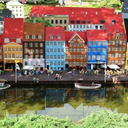 itineraire-danemark-1-semaine-etape-billung-maisons-colorees-toits-rouges-le-long-du-canal